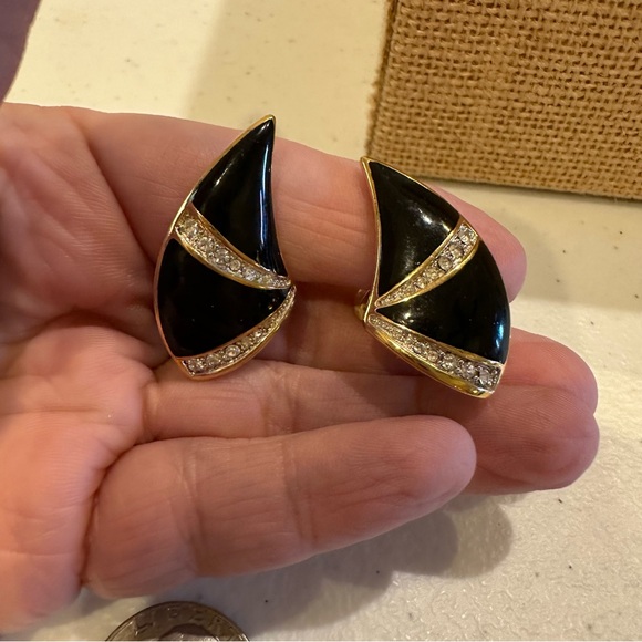 NWT/NOS 1980’s Vintage Monet clip-on earrings gold tone black enamel rhinestones - Picture 4 of 10
